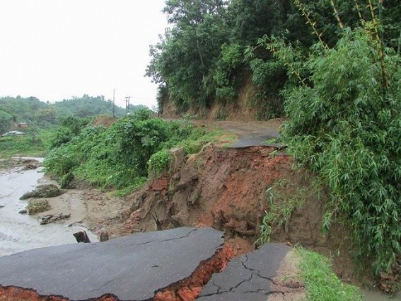Sabroom Srinagar Road remains cut off due to Heavy Rain Sabroom Srinagar Road remains cut off due to Heavy Rain